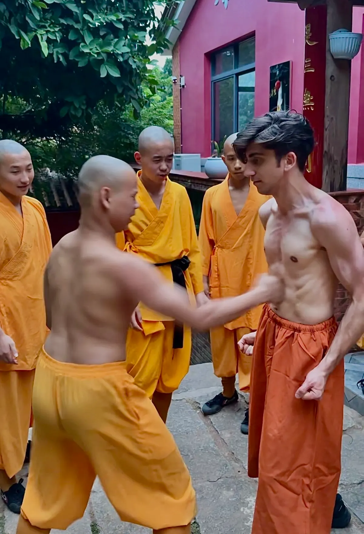 Faruk trainiert mit Shaolin-Mönchen im Tempel